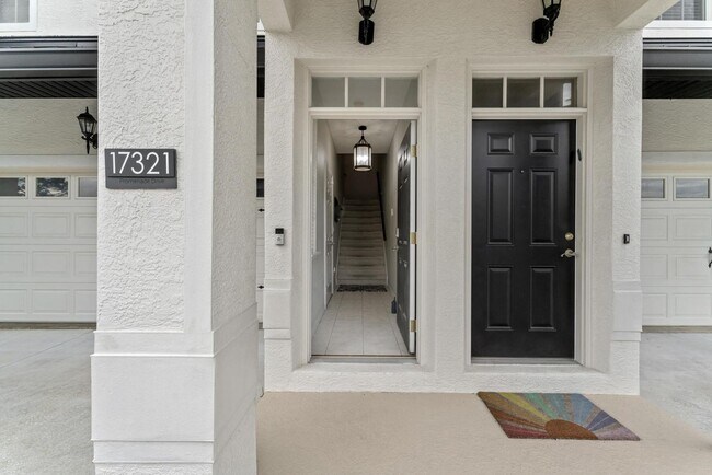 Building Photo - 2 Bedroom, 2 Bath Townhome in Beautiful La...