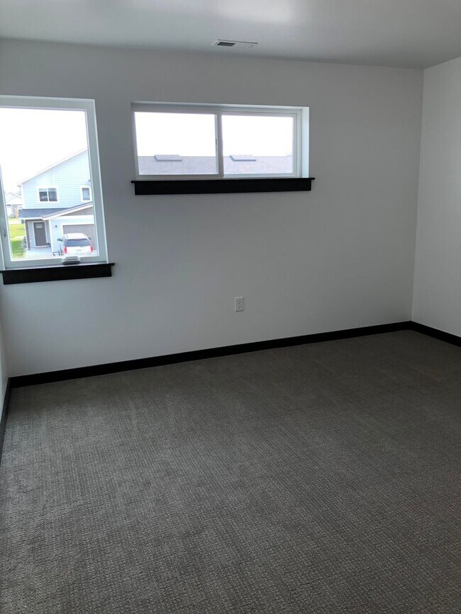 Building Photo - 3 Bedroom 2 1/2 Bathroom Townhouse- NEWLY BUILT-