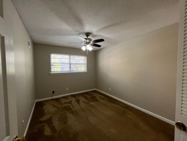 Building Photo - 3br/3ba Condo Located in Jamestown. Commun...