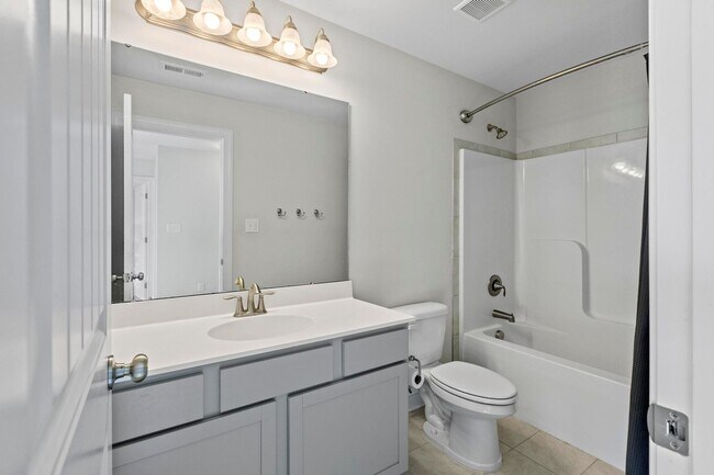 Building Photo - Large 4 bedroom in The Shores and Windpointe!