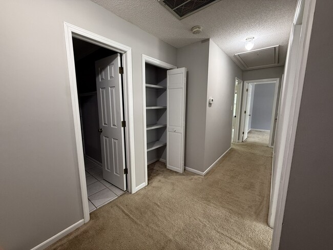 Building Photo - 110 S Pinepoint Dr