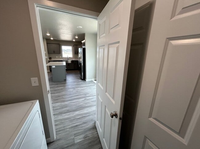 Building Photo - Exquisite 3-Bedroom Home with Modern Elegance and a Great Location!!