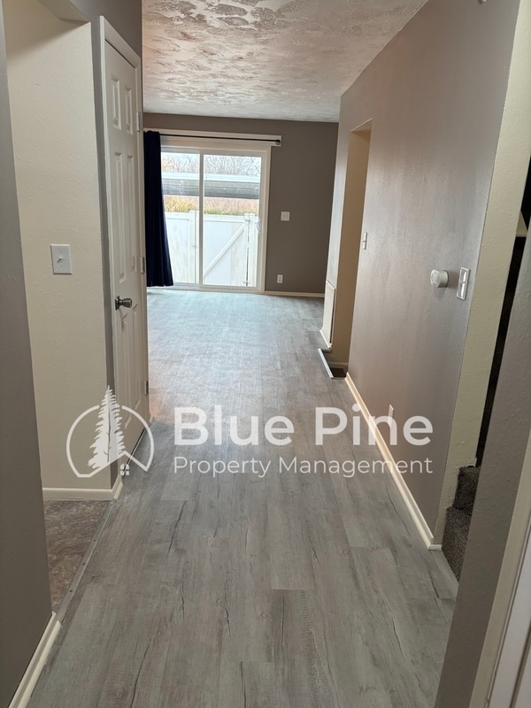 Building Photo - 1464 Falcon Dr