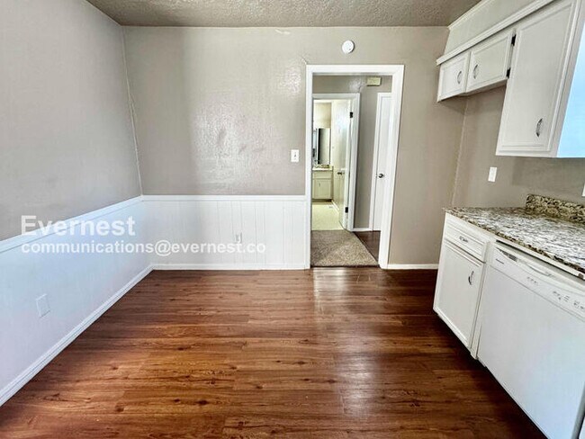 Building Photo - 3-bedroom, 2.5-bathroom Home with Garage /...