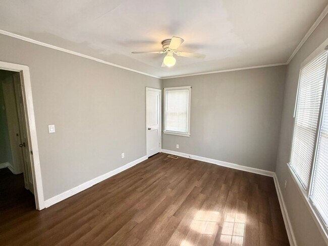 Building Photo - 2 Bedroom Home in Burlington with Hard Surface Flooring & Covered Porch