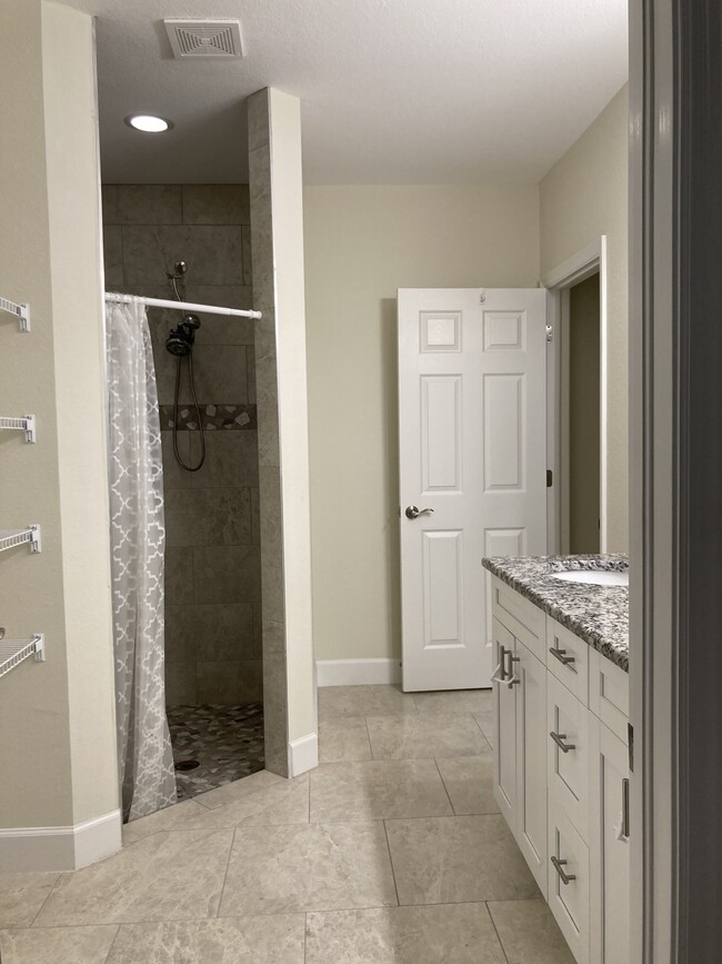 Building Photo - 350 Piper Ave