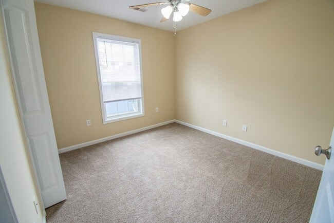 Building Photo - Great 3-bed, 2.5 bath townhome in Tolono available for June!