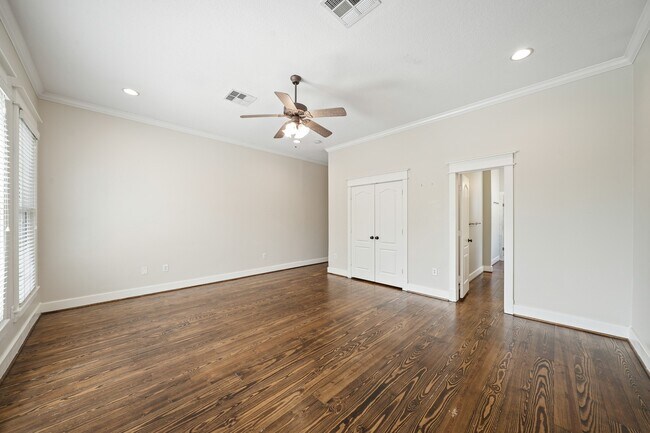 Building Photo - 513 W 22nd St