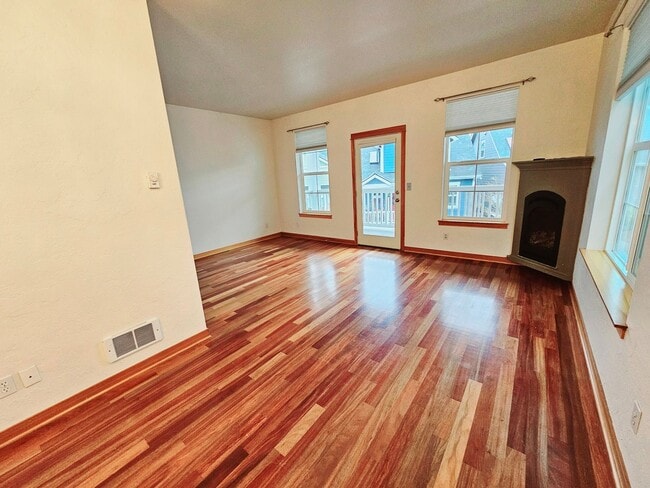 Building Photo - Lovely 2 Bedroom Townhouse Within Walking Distance to Historic Downtown Poulsbo