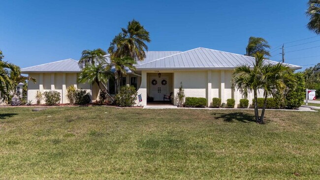 Building Photo - "Spacious 3-Bed Sanctuary with 3.5 Baths in Charming Port Charlotte!"