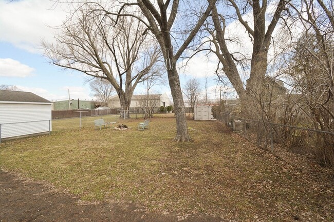 Building Photo - Cozy 2 Bedroom SE Rochester Home with Incredible Yard!