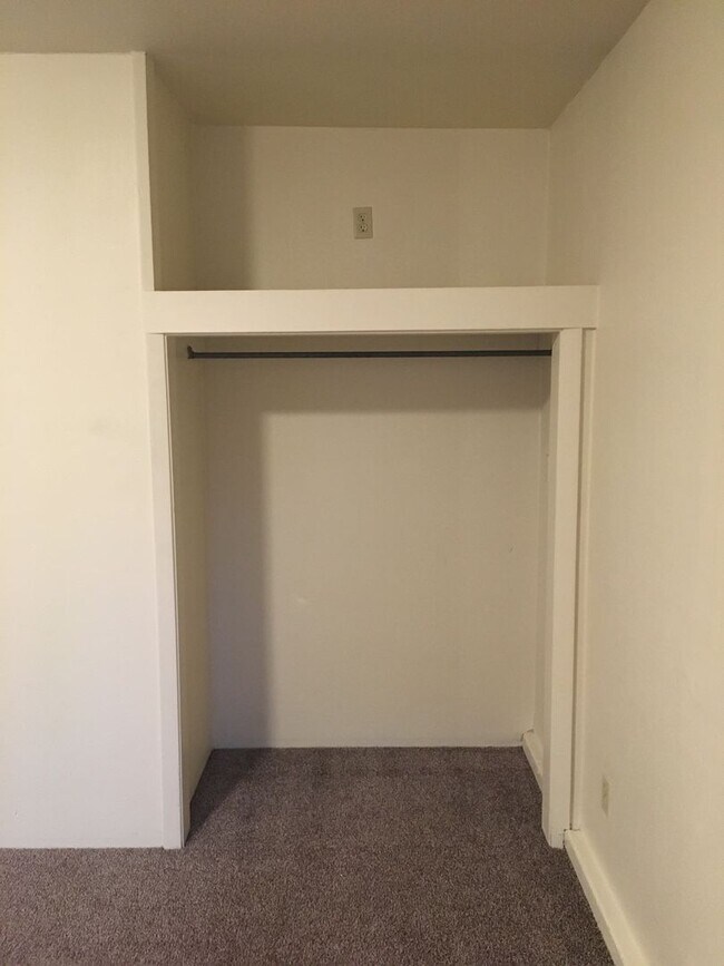 Building Photo - Campus House ~ 4 bedroom, 2 bath