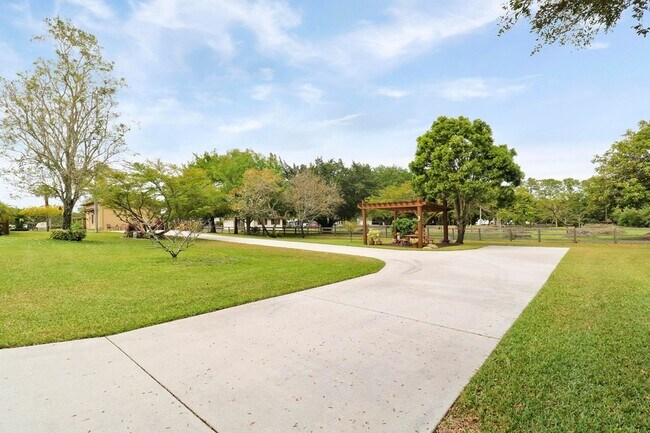 Building Photo - 10735 Lantana Rd