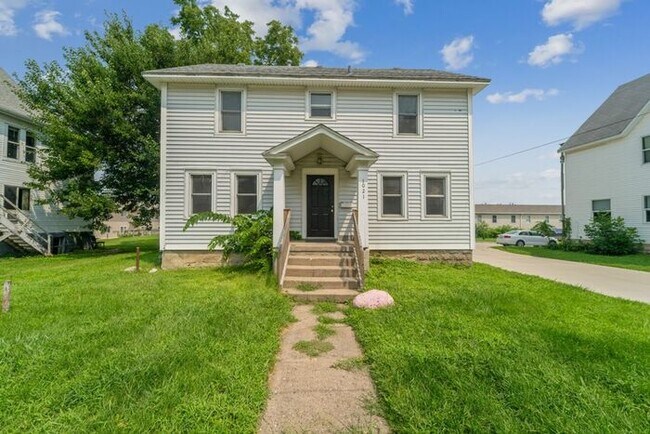 Primary Photo - 1021 W 22nd St