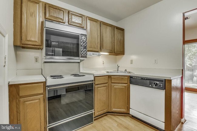 Building Photo - 1809 N Uhle St