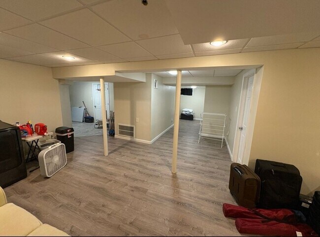 Building Photo - 21 Walnut Ave