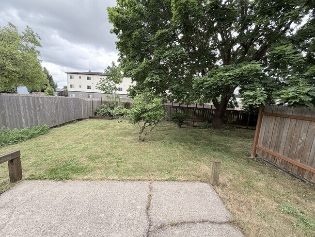 Building Photo - r1078