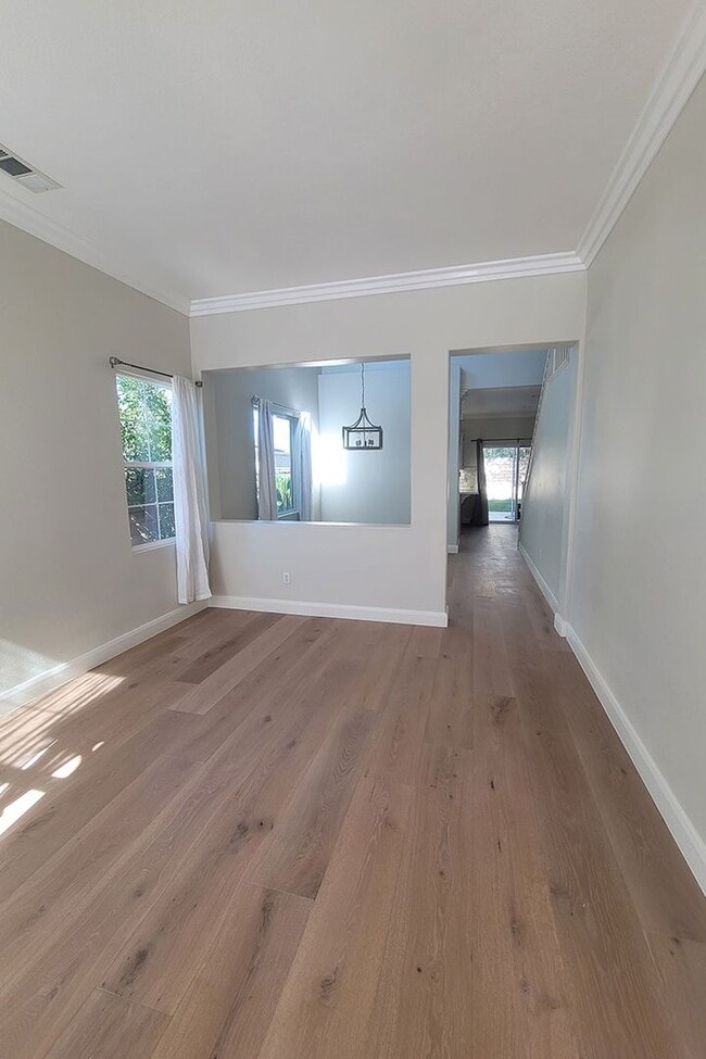 Building Photo - Wonderful 4+3 Bright-Sunny-Open in great Area!