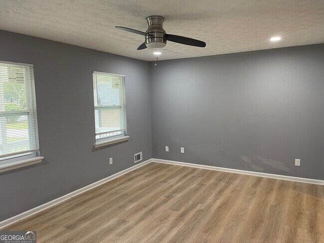 Building Photo - 235 Deerfield Dr