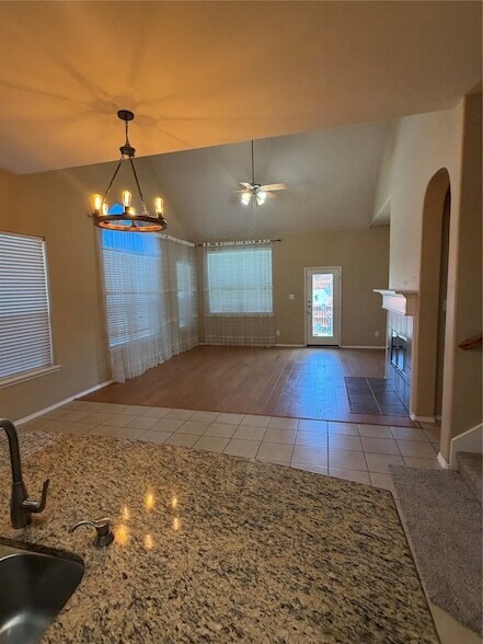 Building Photo - 11490 La Grange Dr