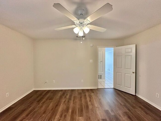 Building Photo - Available Now! Spacious 3 Bedroom 2 Bath D...