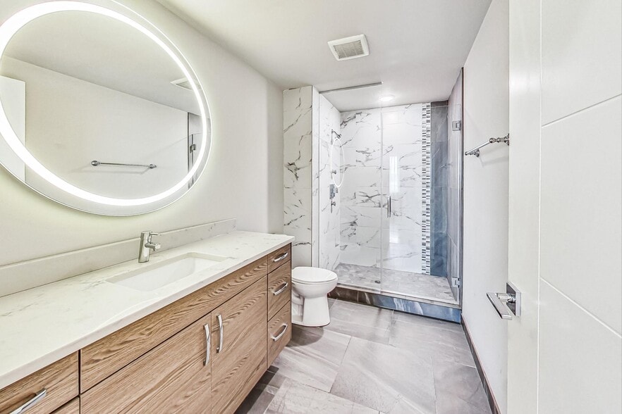 Building Photo - 1641 W Grand Ave