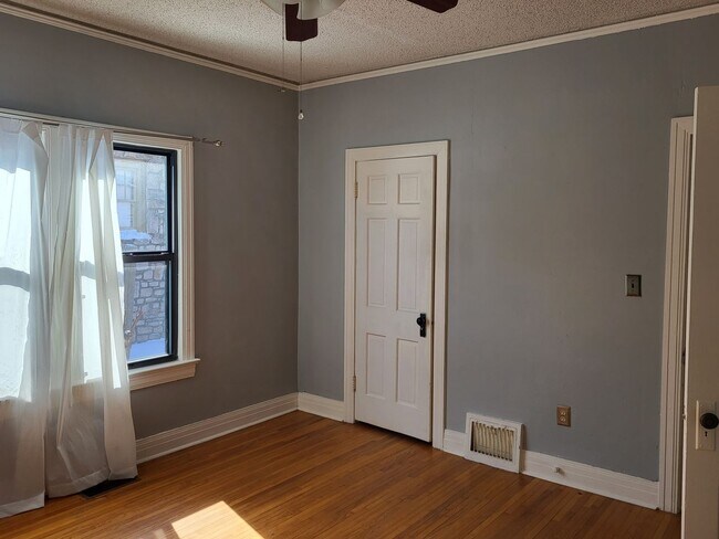 Building Photo - Adorable Midtown brick bungalow