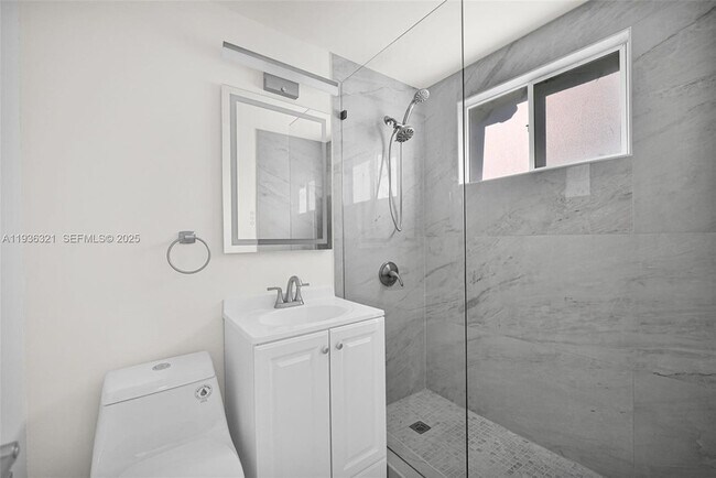 Building Photo - 4730 Pine Tree Dr