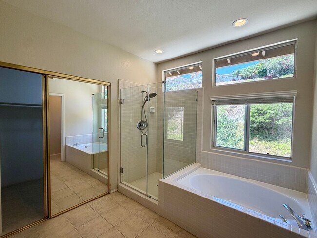 Building Photo - Spacious Five Bedroom in Rancho Del Oro