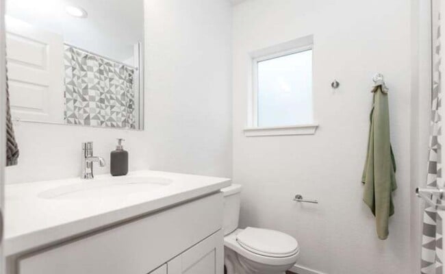 Building Photo - Beautiful 4 bedroom 3.5 bathroom home