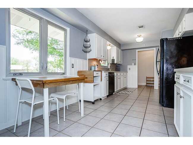 Building Photo - 2311 Westforest Dr