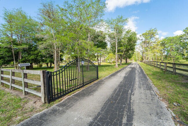 Building Photo - 5562 Reynolds Rd