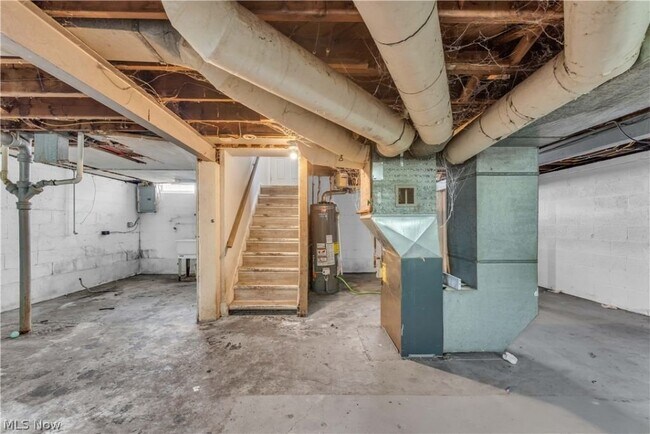 Building Photo - 15902 Maplewood Ave