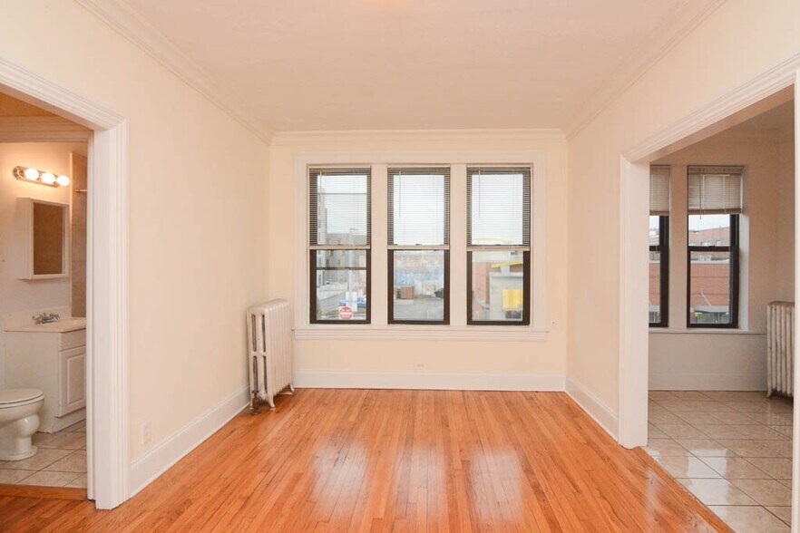 Building Photo - 2704 N Sawyer Ave
