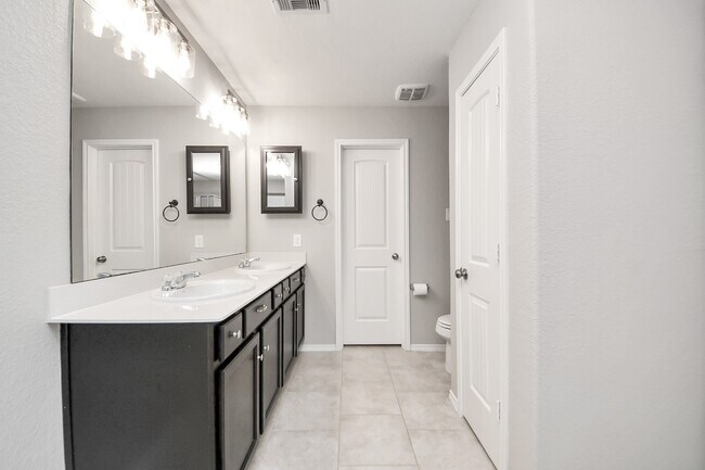 Building Photo - 16130 Beachside Pl