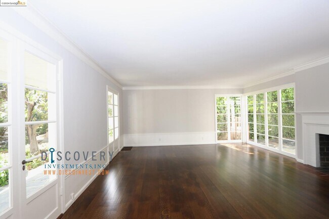 Building Photo - 220 Sandringham Rd