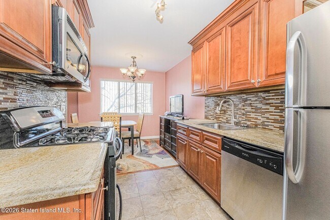 Building Photo - 857 Bloomingdale Rd