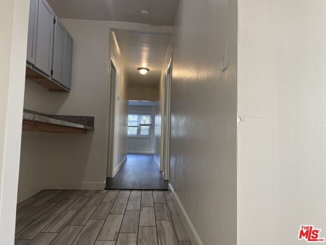 Building Photo - 2309 S Budlong Ave