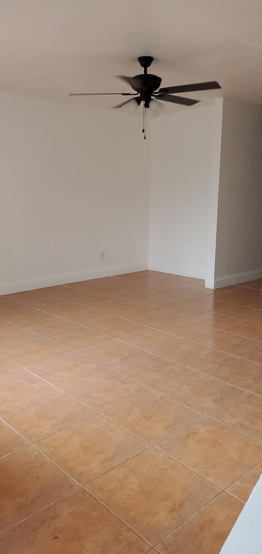 Building Photo - Two bedroom town home near the Mall at Mil...