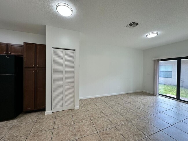 Building Photo - 1045 Villas LLC (1035 NE 10th Ave)