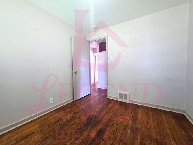 Building Photo - 3 Bedroom, 2 Bath Home with Bonus Room & Double Driveway
