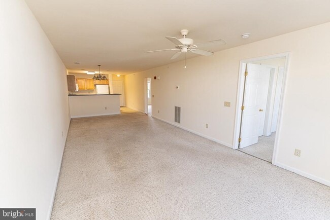 Building Photo - 3500 Sanibel Cir
