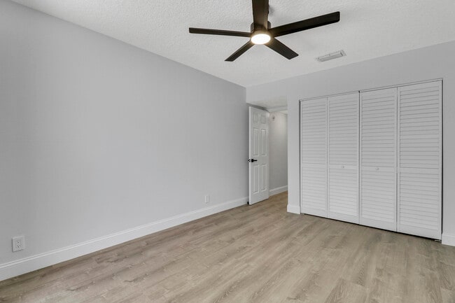 Building Photo - 6680 Thornhill Ct