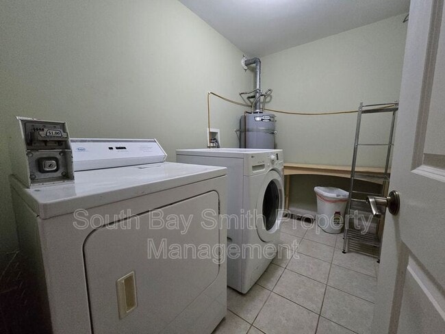 Building Photo - 509 N Helberta Ave