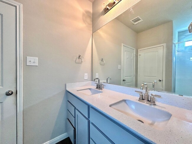 Building Photo - Bright and Spacious 4/BR 3/BA Home with Pr...