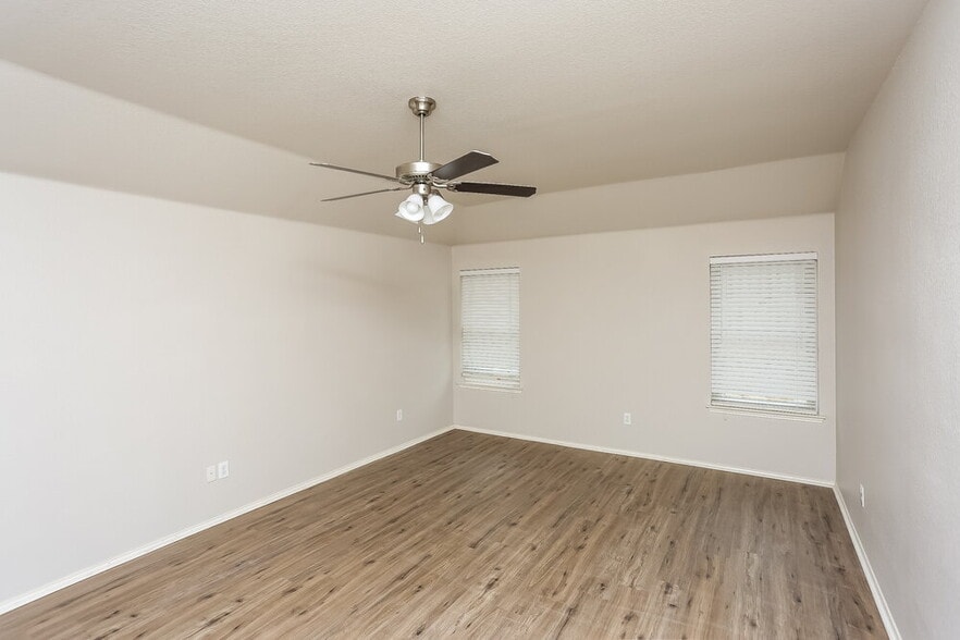 Building Photo - 10921 Emerald Park Ln