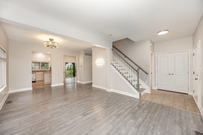 Building Photo - 1099 Bayswater Dr