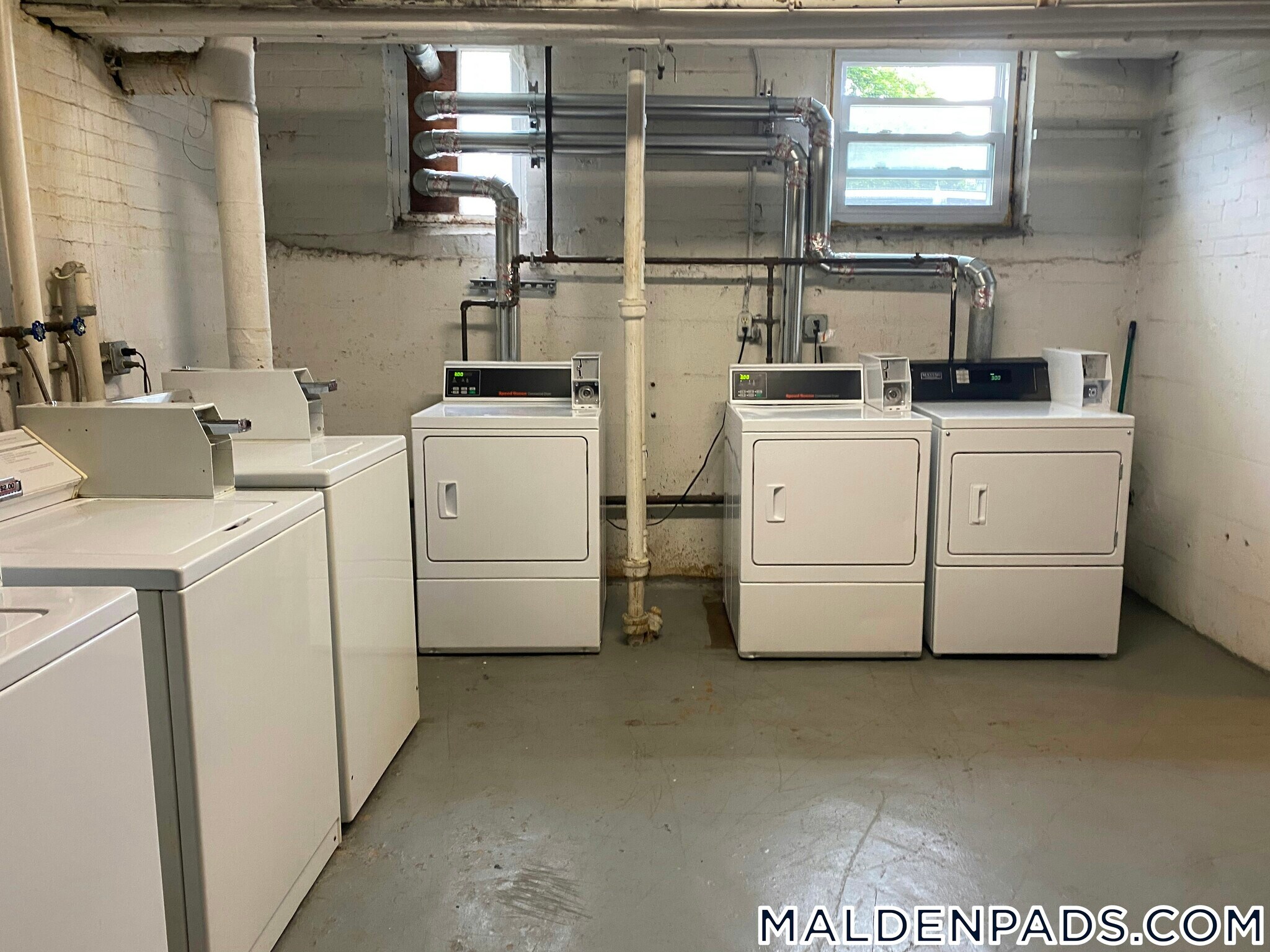 Building Photo - 90 Maple St