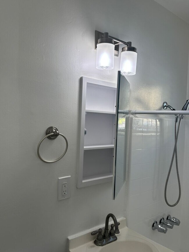 Building Photo - 711 W Wilson Ave