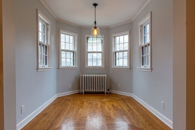 Building Photo - Gorgeous 5 Bedroom / 4.5 Bath Home located right off Happy Hollow Blvd!